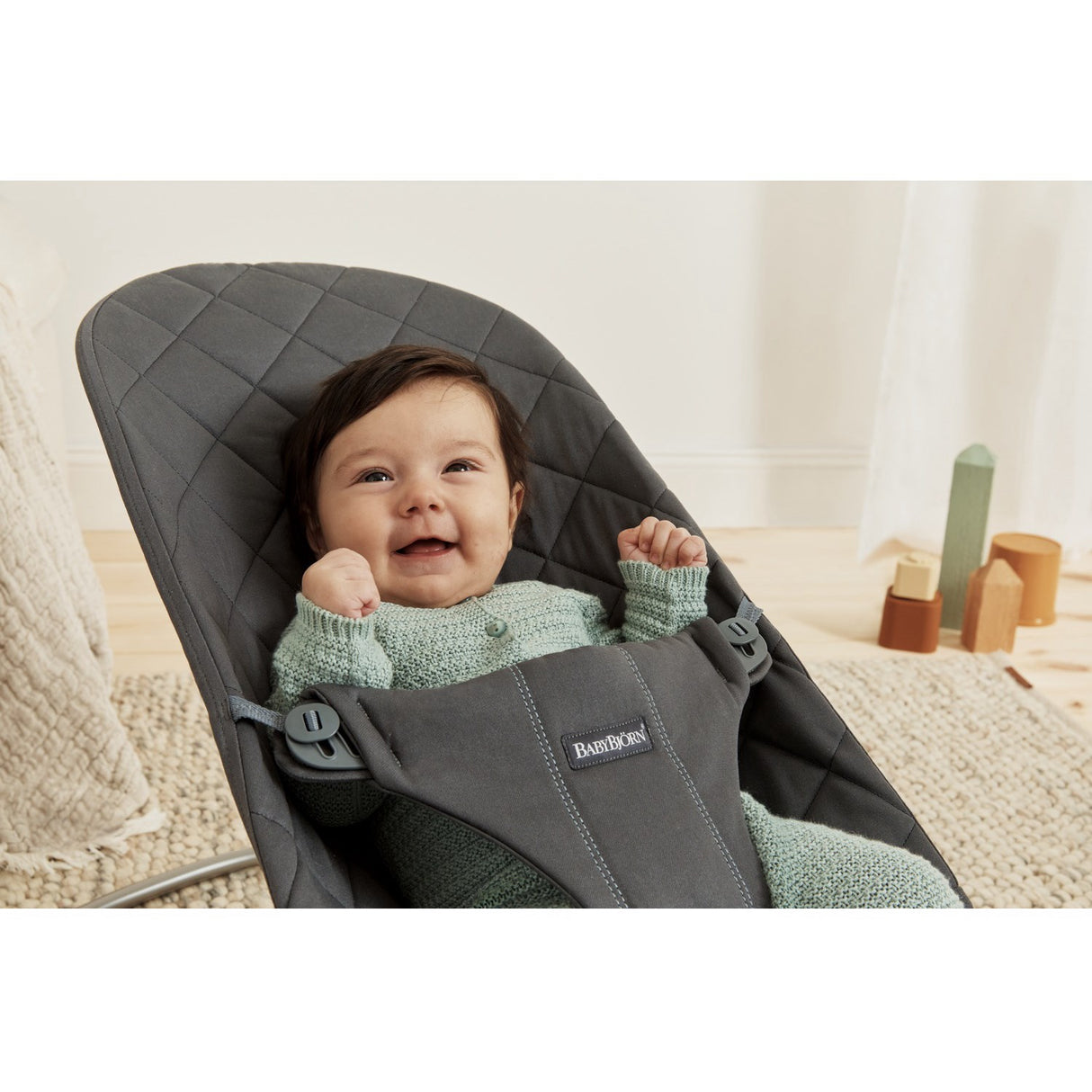 BabyBjörn Anthracite Grey Bouncer Bliss Classic Quilt