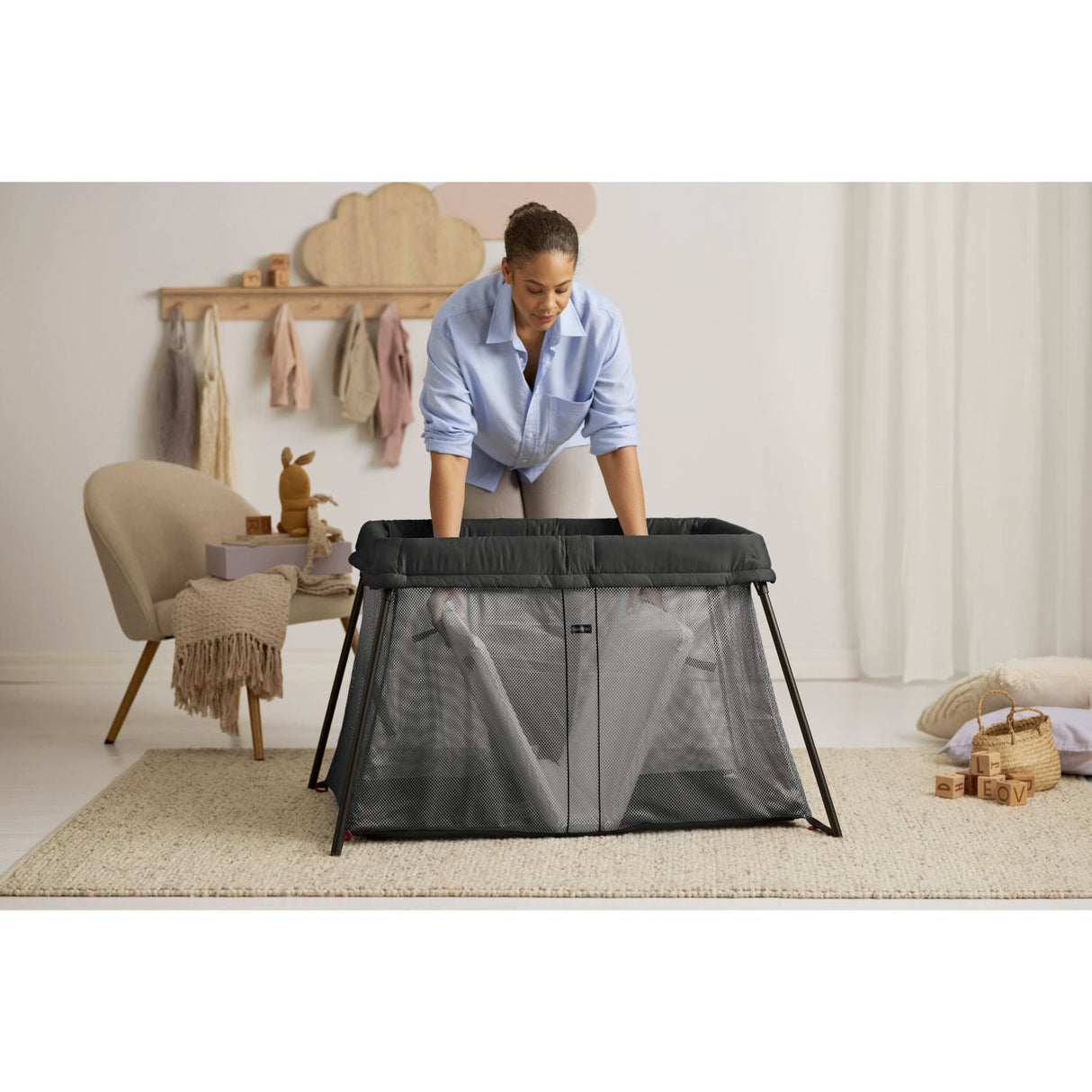 BabyBjörn Black Travel Cot Light With Fitted Sheet