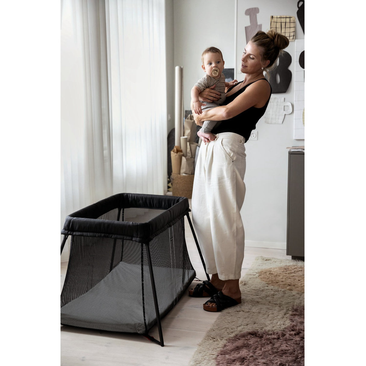 BabyBjörn Black Travel Cot Light With Fitted Sheet