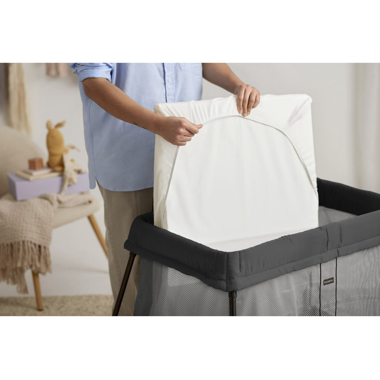 BabyBjörn Black Travel Cot Light With Fitted Sheet