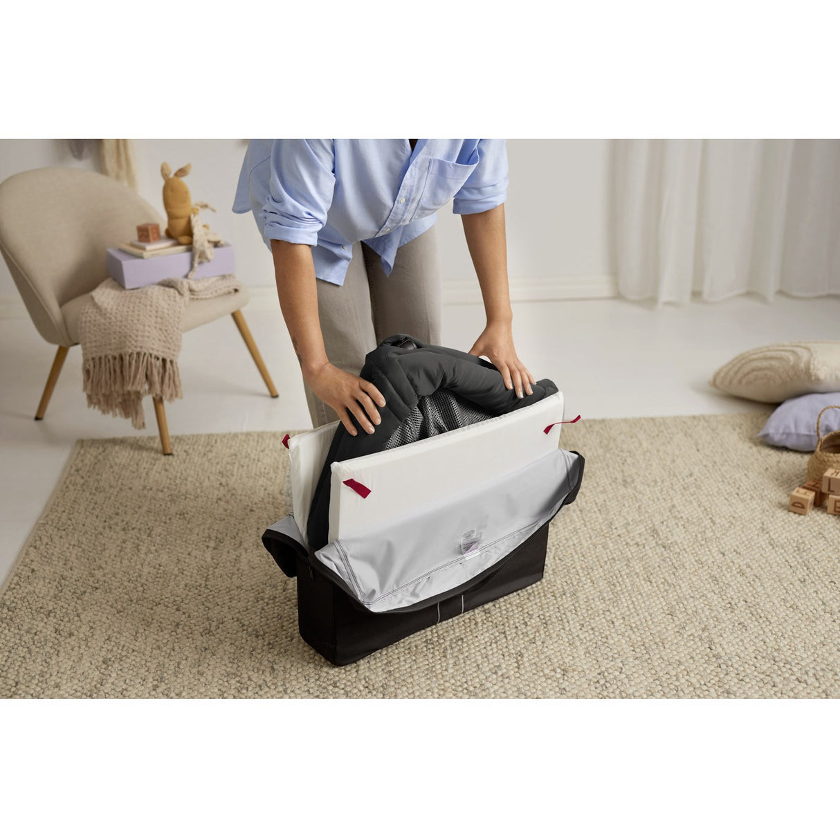 BabyBjörn Black Travel Cot Light With Fitted Sheet