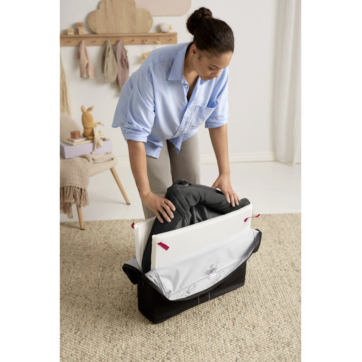 BabyBjörn Black Travel Cot Light With Fitted Sheet