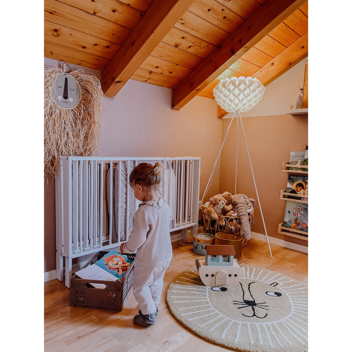 tiSsi® White Laquer Jori Foldable Bed Solid Beech