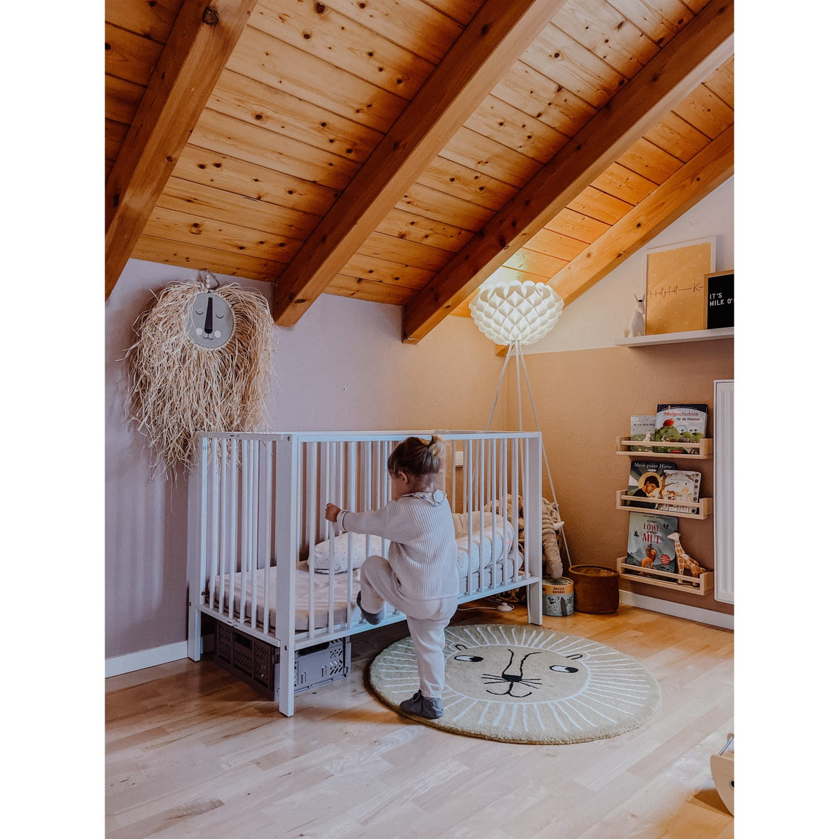 tiSsi® White Laquer Jori Foldable Bed Solid Beech