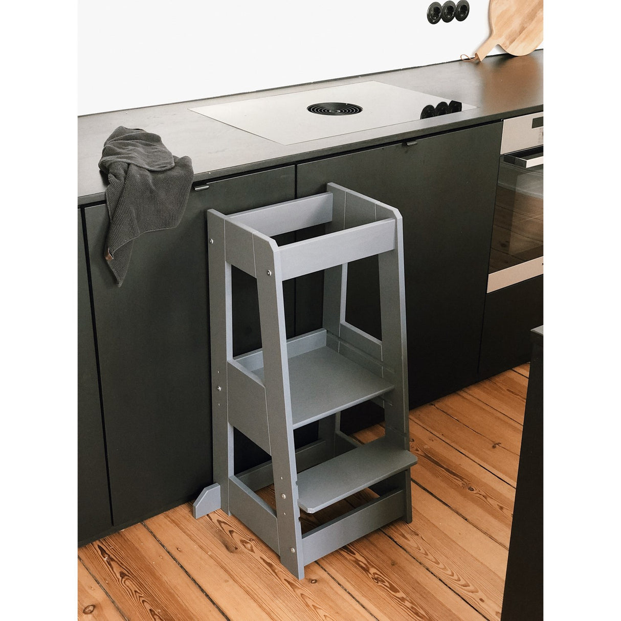 tiSsi® Grey Laquer Felix Learning Tower Solid Beech