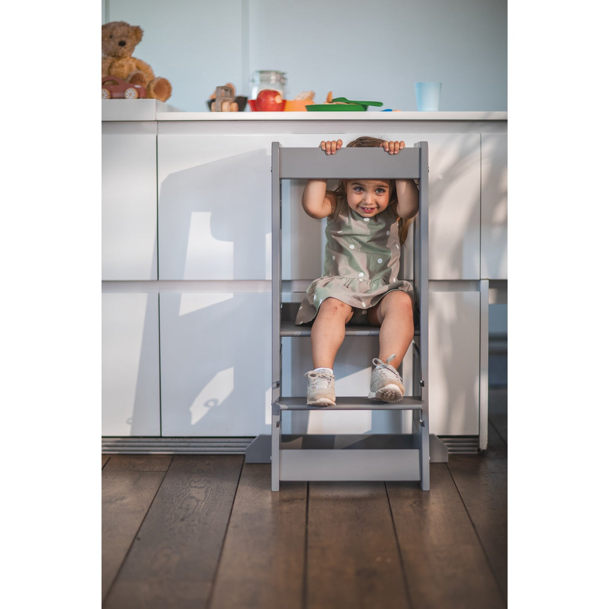 tiSsi® Stormy Grey Laquer Felix Learning Tower Solid Beech