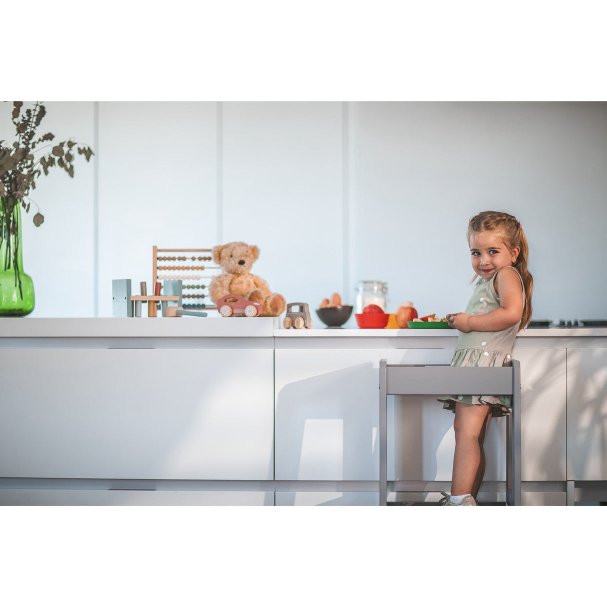 tiSsi® Stormy Grey Laquer Felix Learning Tower Solid Beech