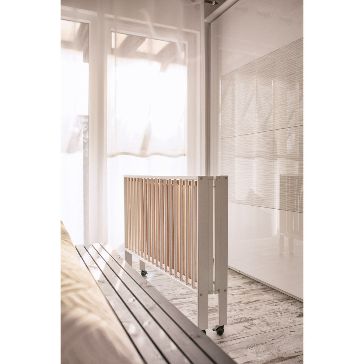 tiSsi® White Laquer Jori Foldable Bed Solid Beech