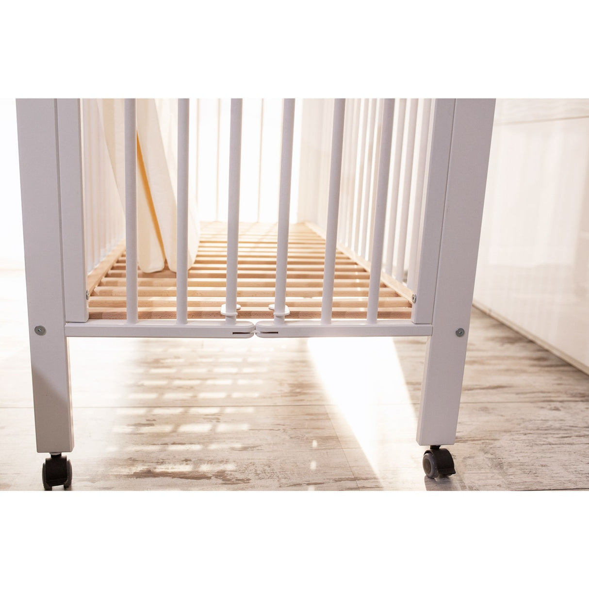 tiSsi® White Laquer Jori Foldable Bed Solid Beech