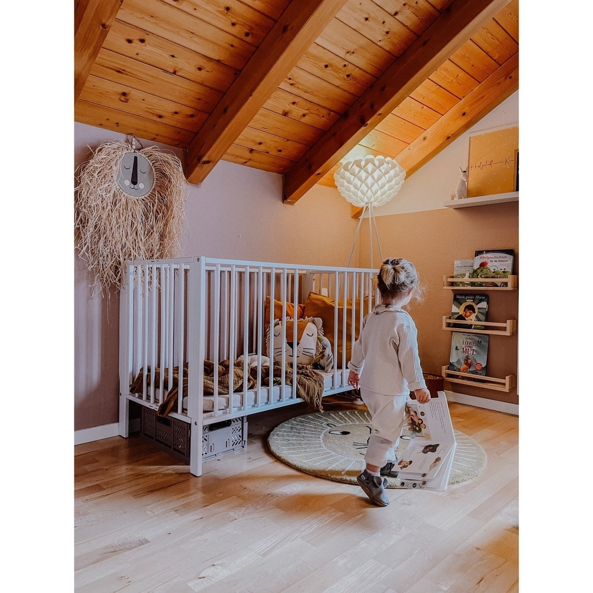 tiSsi® White Laquer Jori Foldable Bed Solid Beech