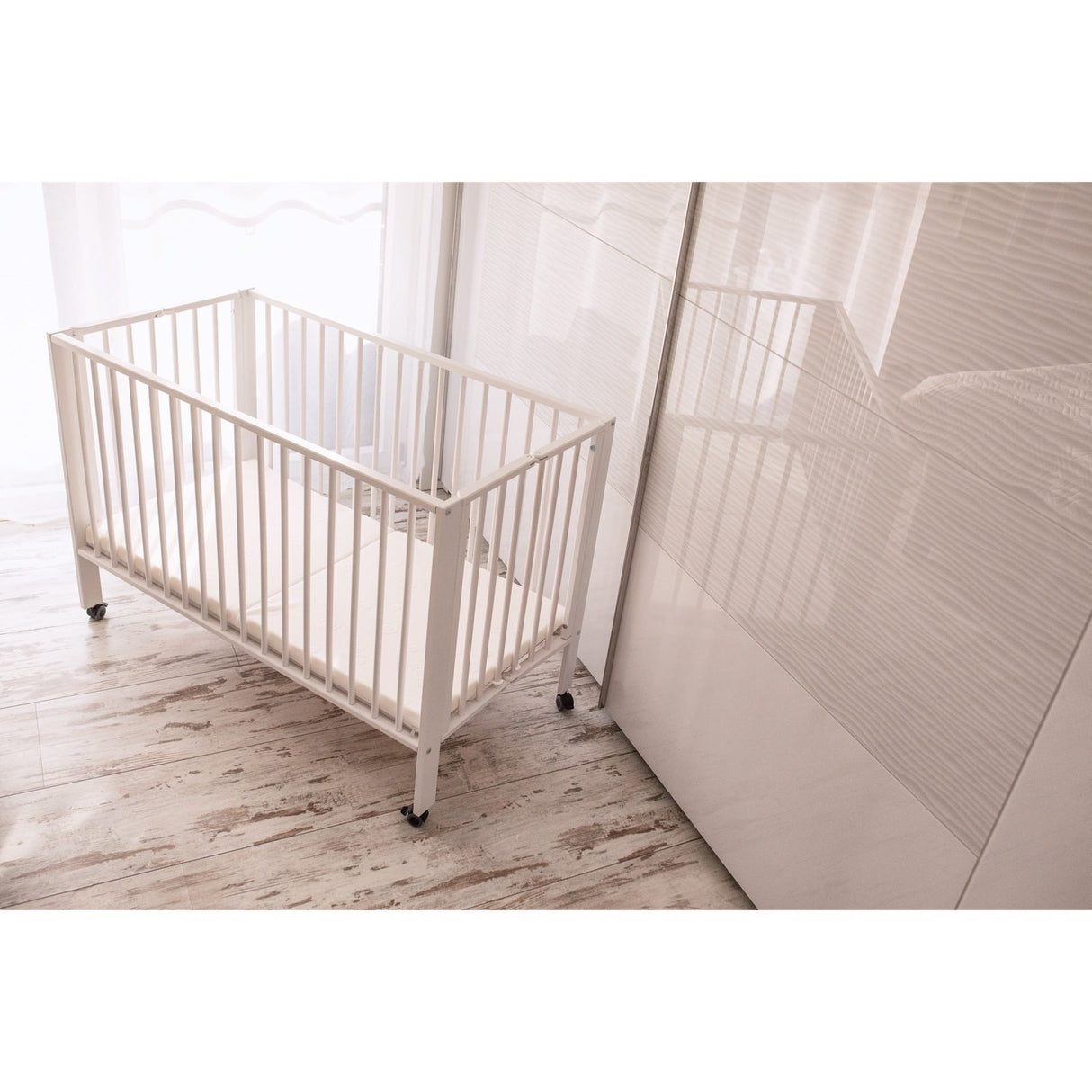 tiSsi® White Laquer Jori Foldable Bed Solid Beech