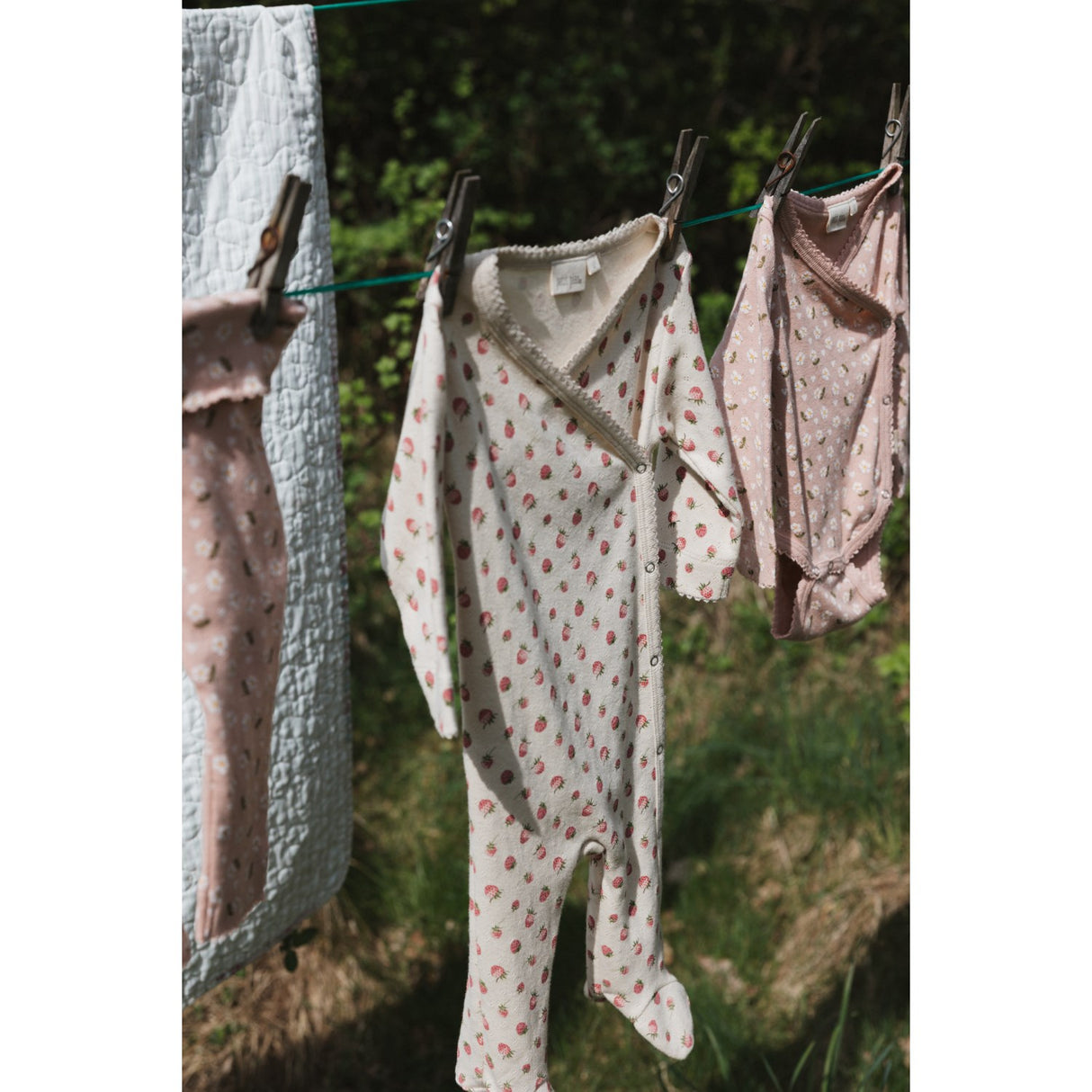 Petit Piao Fog Strawberry AOP PPDea L_S Jumpsuit Fold Feet NB