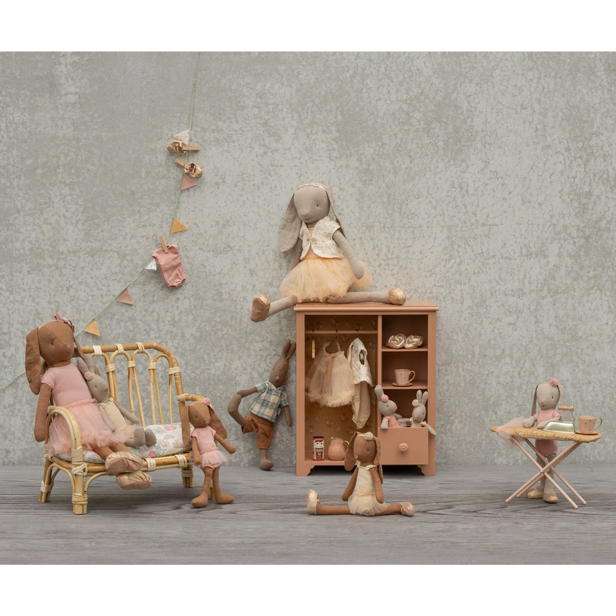 Maileg Skab, Stor - Mørk Pudder