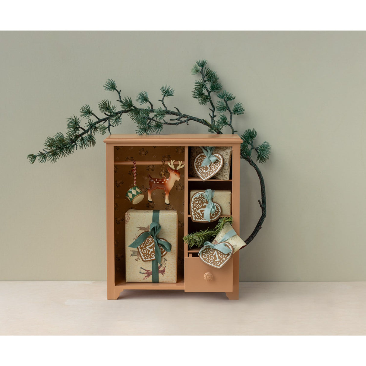 Maileg Skab, Stor - Mørk Pudder