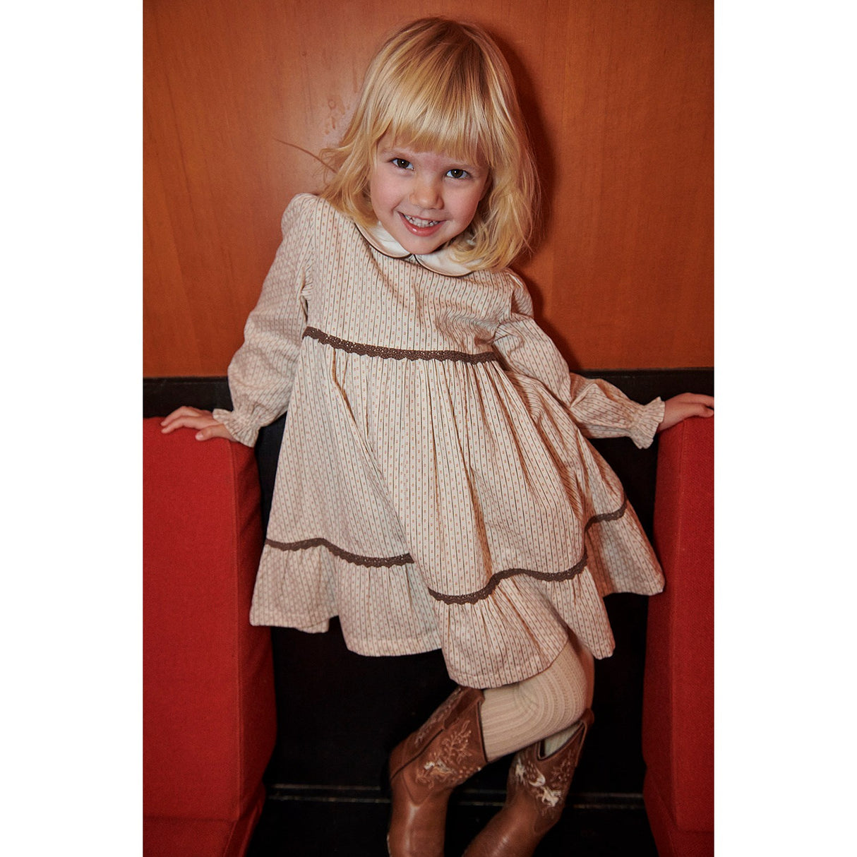 COPENHAGEN COLORS Sand Flower Print Aop Dress W. Lace Piping And Poplin Collar