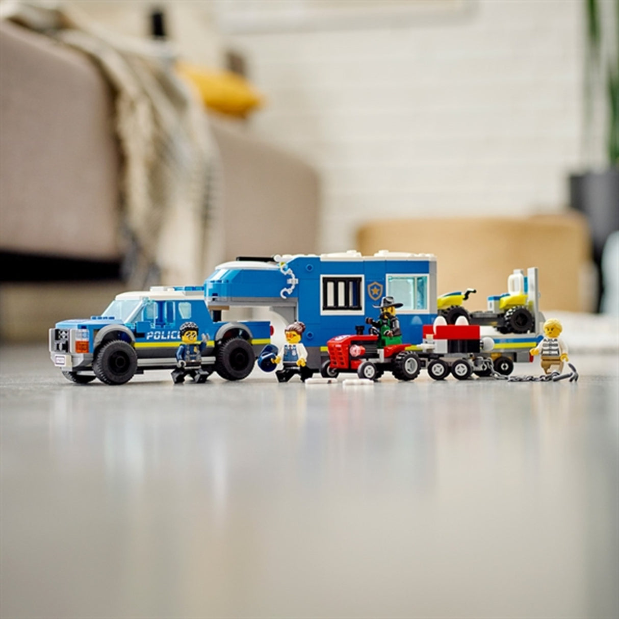 LEGO® City Police Mobile Command Truck 5