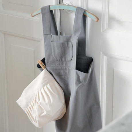 Sebra Grey Children's apron w/chef's hat, elephant grey/classic white