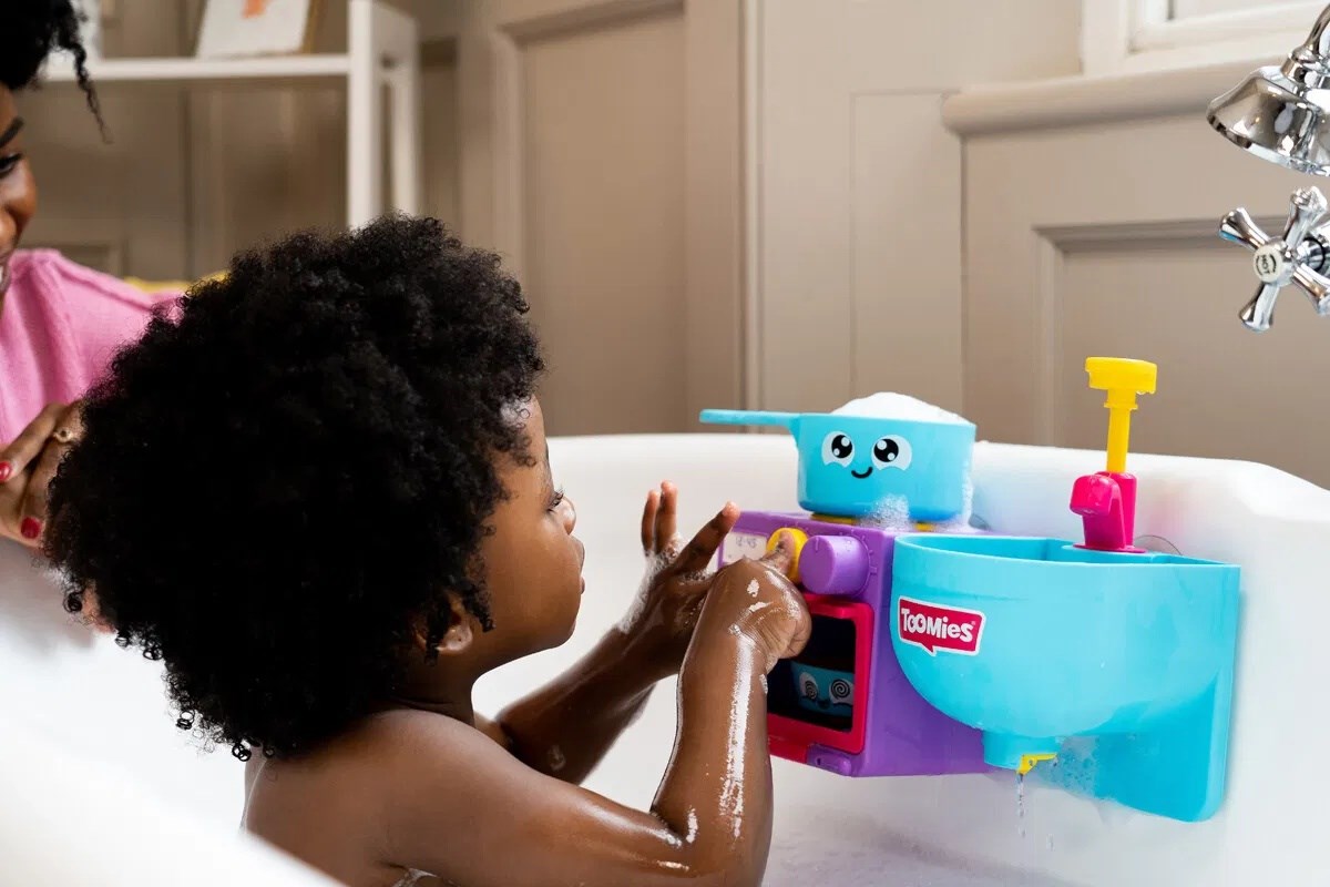 TOMY Toomies Bubble & Bake Kitchen in the Bath