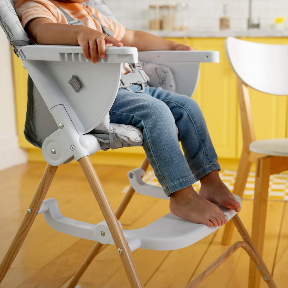 Bright Starts Winnie The Pooh Classic Pals™ Compact Folding High Chair