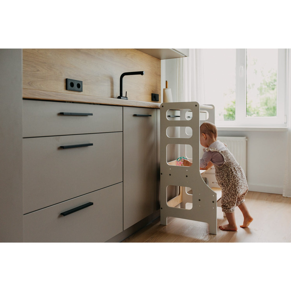 Duck Woodworks Adjustable Kitchen Tower White