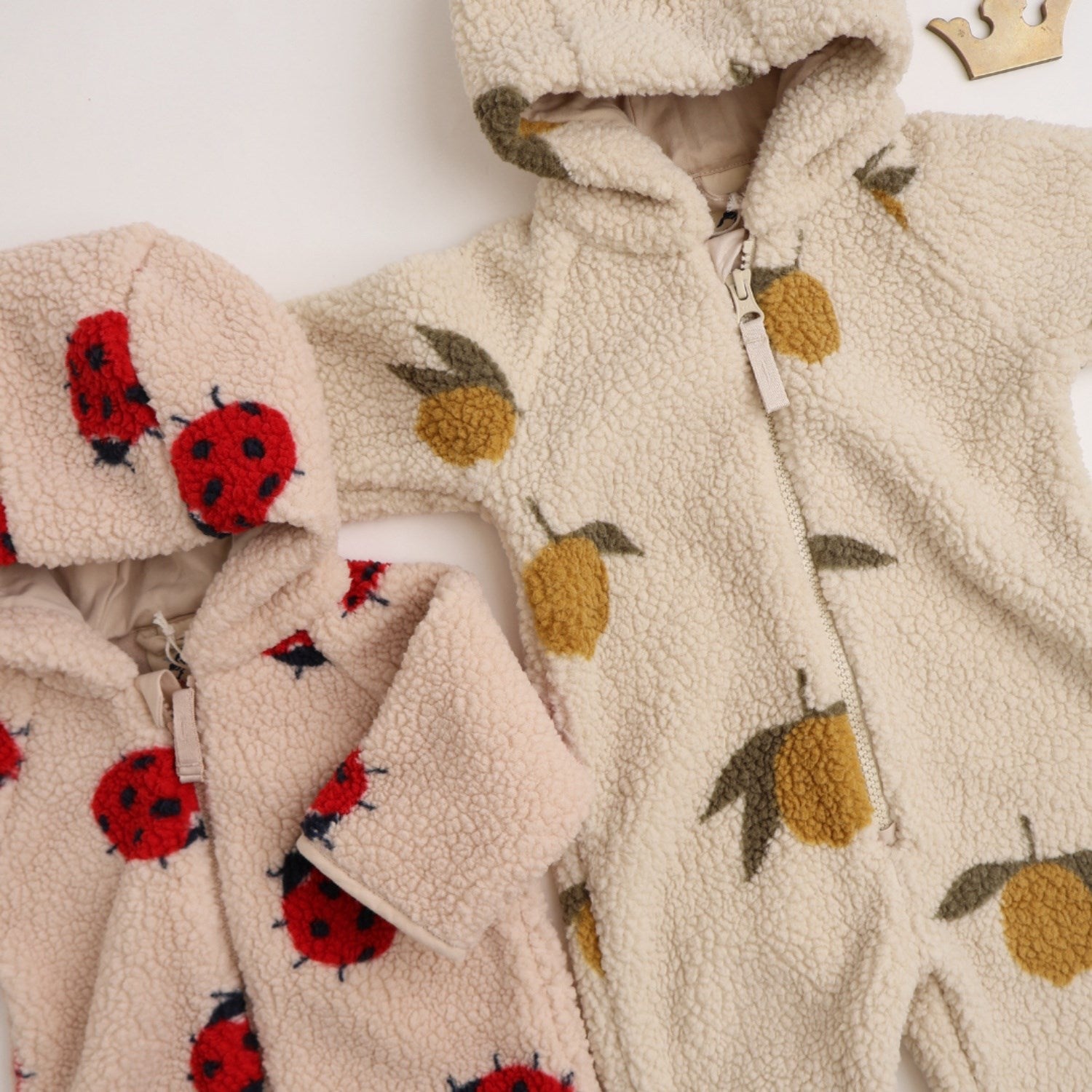 Buy Konges Sløjd Ladybug Sand Jody Teddy Onesie Grs | Luksusbaby