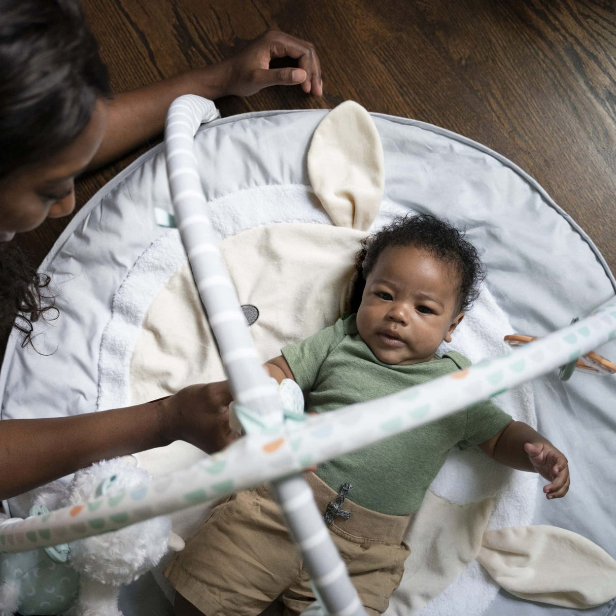 Ingenuity Grey Sheppy'S Spot™ Plush Baby Gym