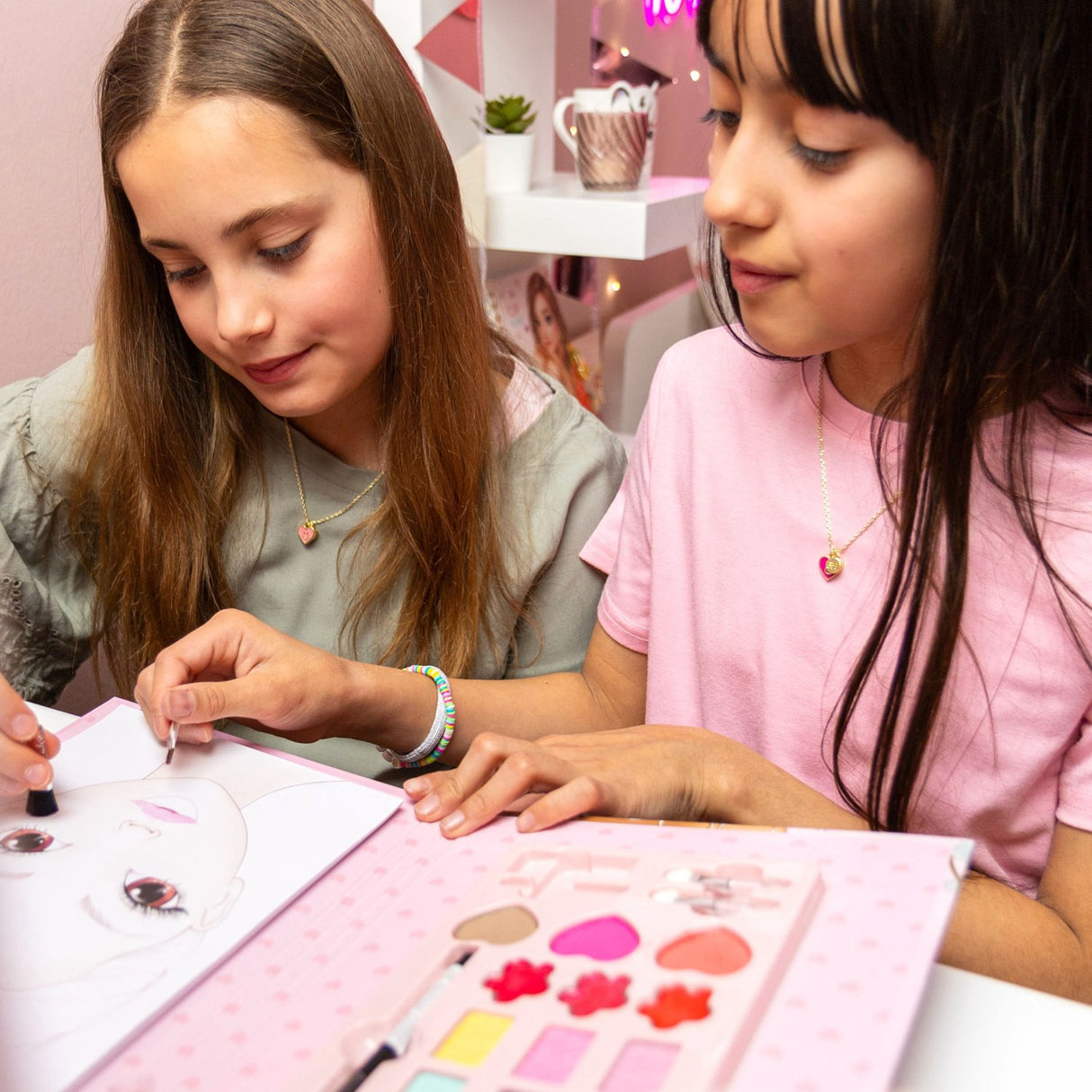 TOPModel Make Up Folder With Content