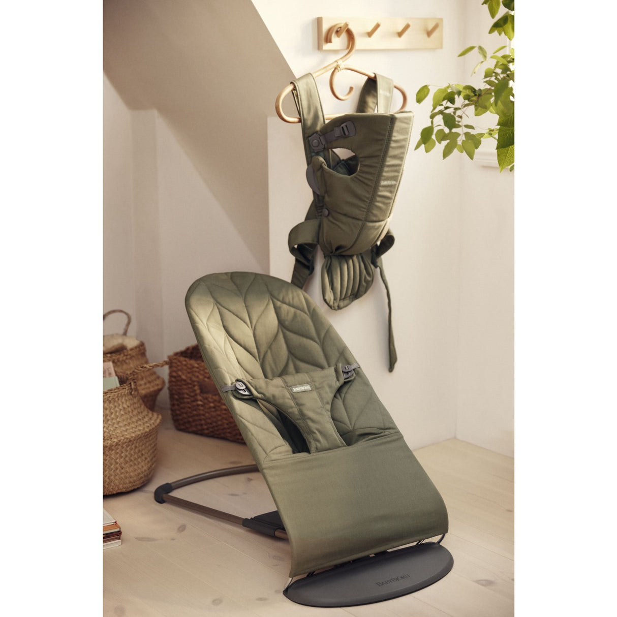 BabyBjörn Dark Green Bouncer Bliss - Woven, Flower Leaf Quilt