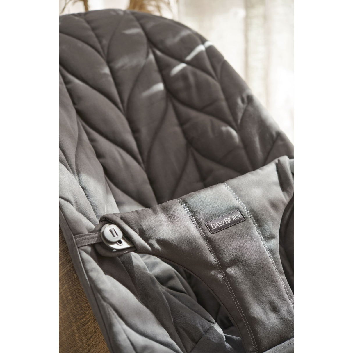 BabyBjörn Anthracite Grey Bouncer Bliss - Woven, Flower Leaf Quilt