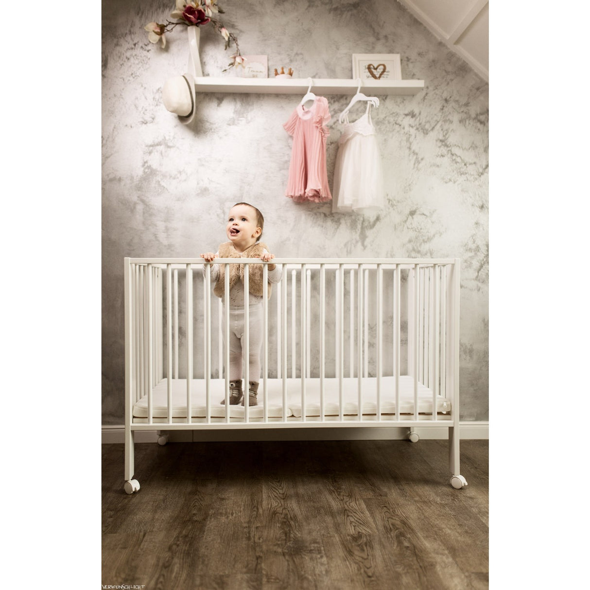 tiSsi® White Laquer Jori Foldable Bed Solid Beech