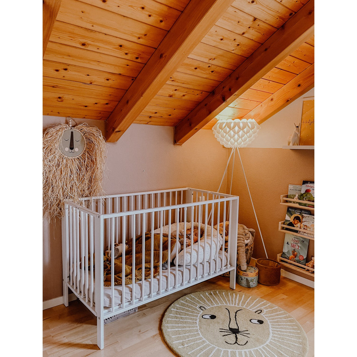 tiSsi® White Laquer Jori Foldable Bed Solid Beech