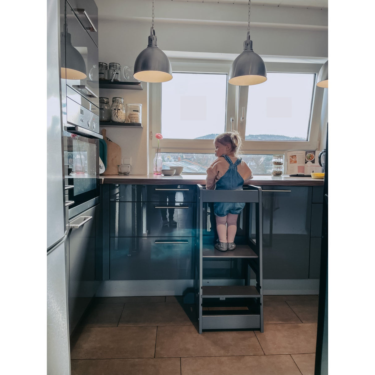 tiSsi® Grey Laquer Felix Learning Tower Solid Beech