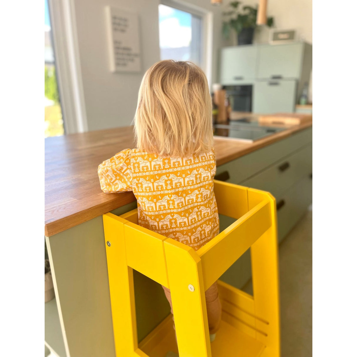 tiSsi® Sun Yellow Laquer Felix Learning Tower Solid Beech