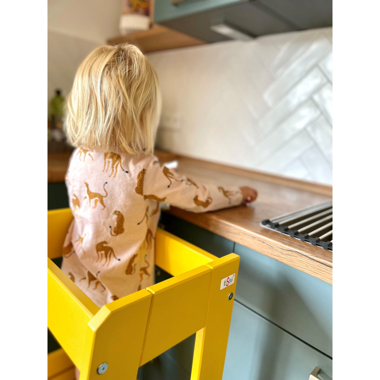 tiSsi® Sun Yellow Laquer Felix Learning Tower Solid Beech