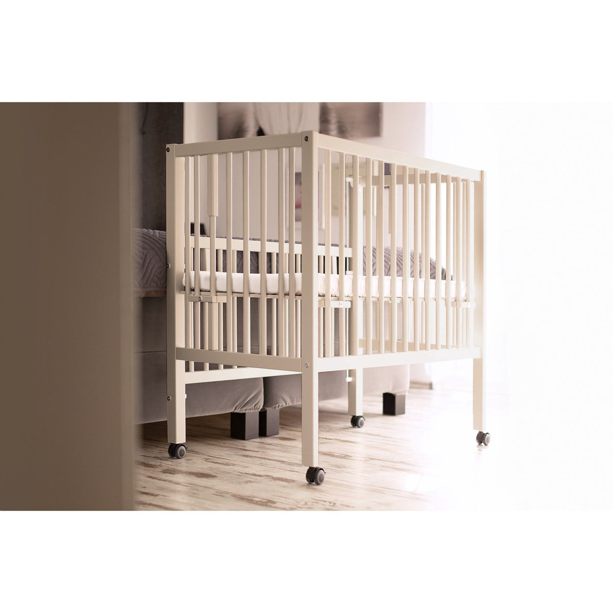 tiSsi® Silk Beige Laquer Maxi Crib Solid Beech