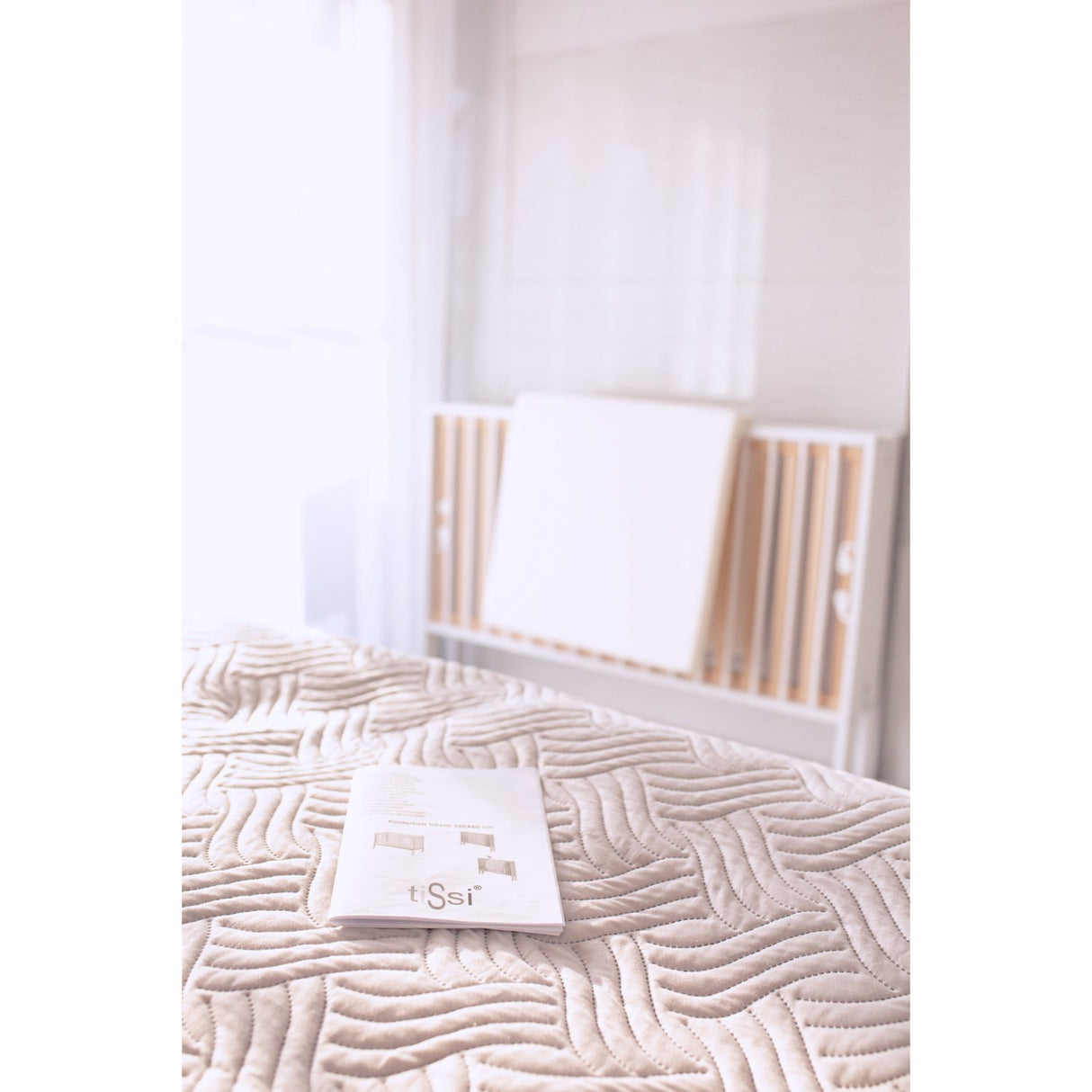 tiSsi® White Laquer Jori Foldable Bed Solid Beech