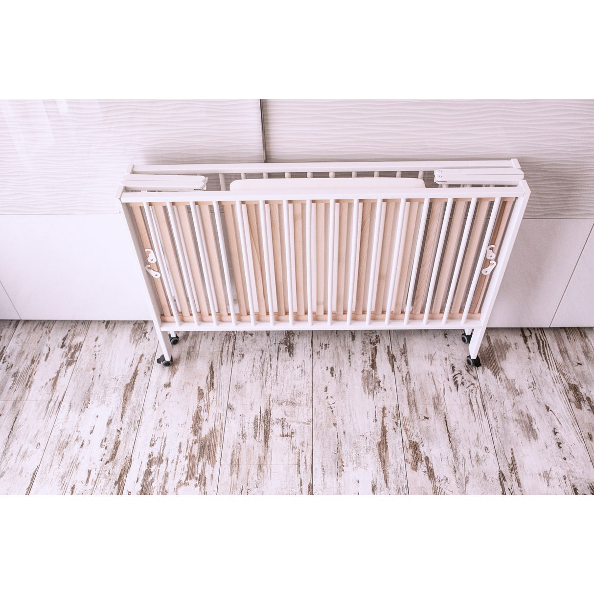 tiSsi® White Laquer Jori Foldable Bed Solid Beech