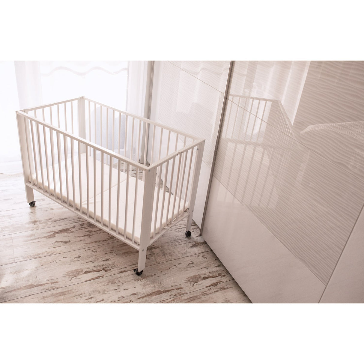 tiSsi® White Laquer Jori Foldable Bed Solid Beech