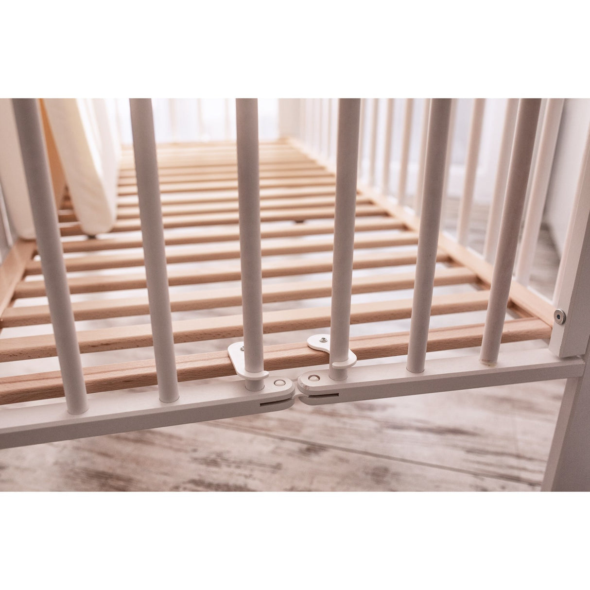 tiSsi® White Laquer Jori Foldable Bed Solid Beech