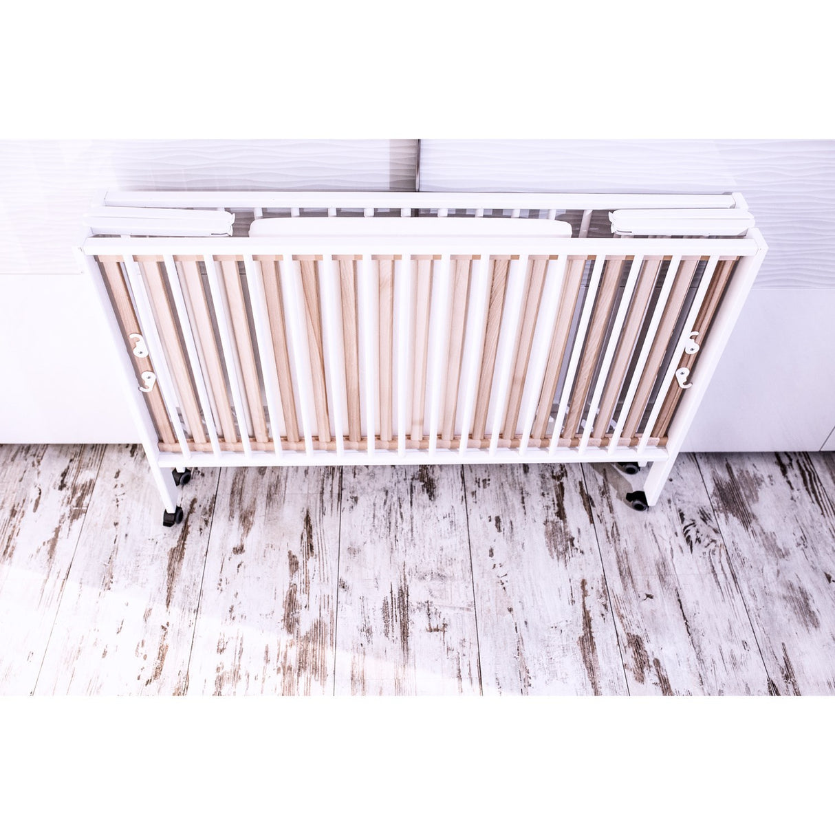 tiSsi® White Laquer Jori Foldable Bed Solid Beech