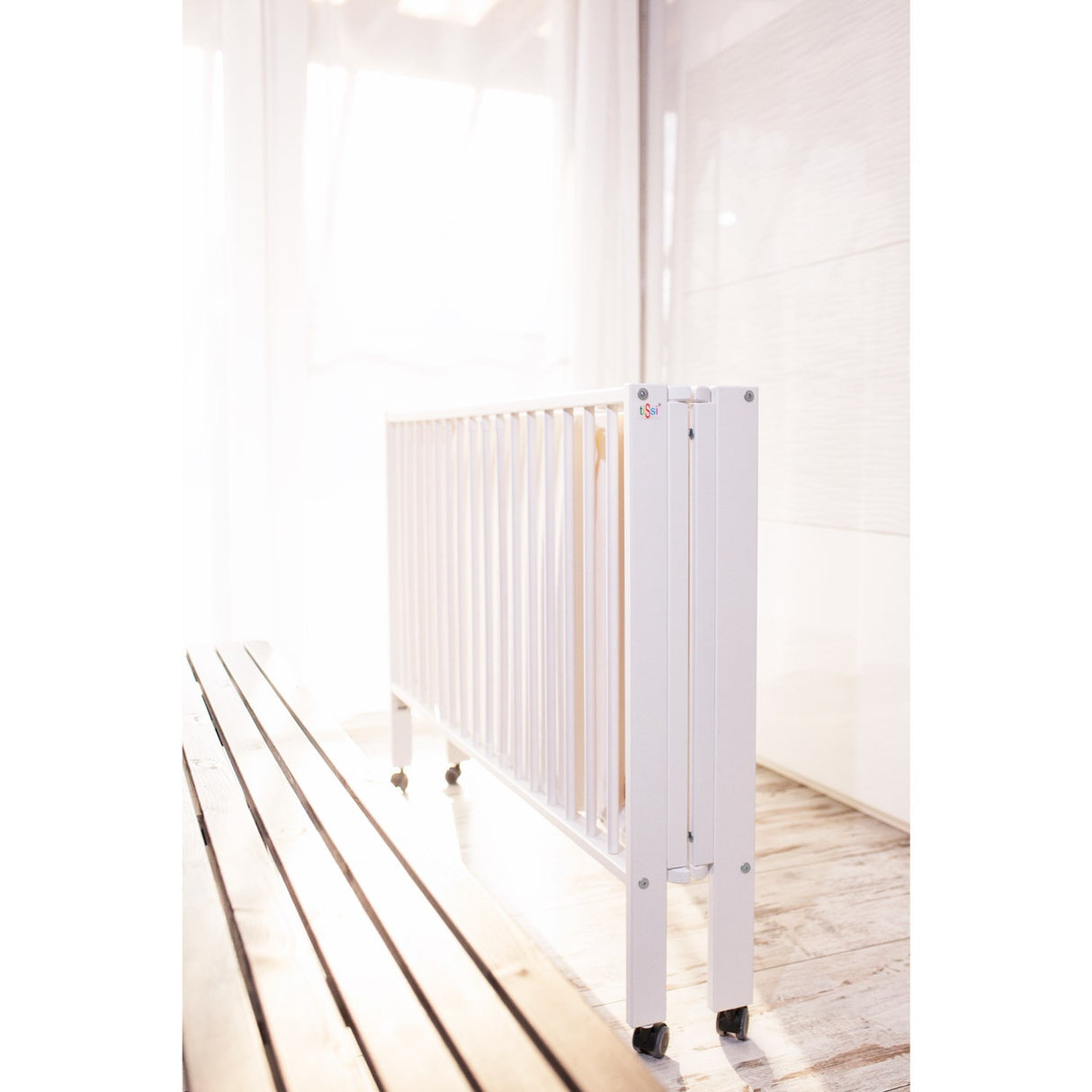 tiSsi® White Laquer Jori Foldable Bed Solid Beech