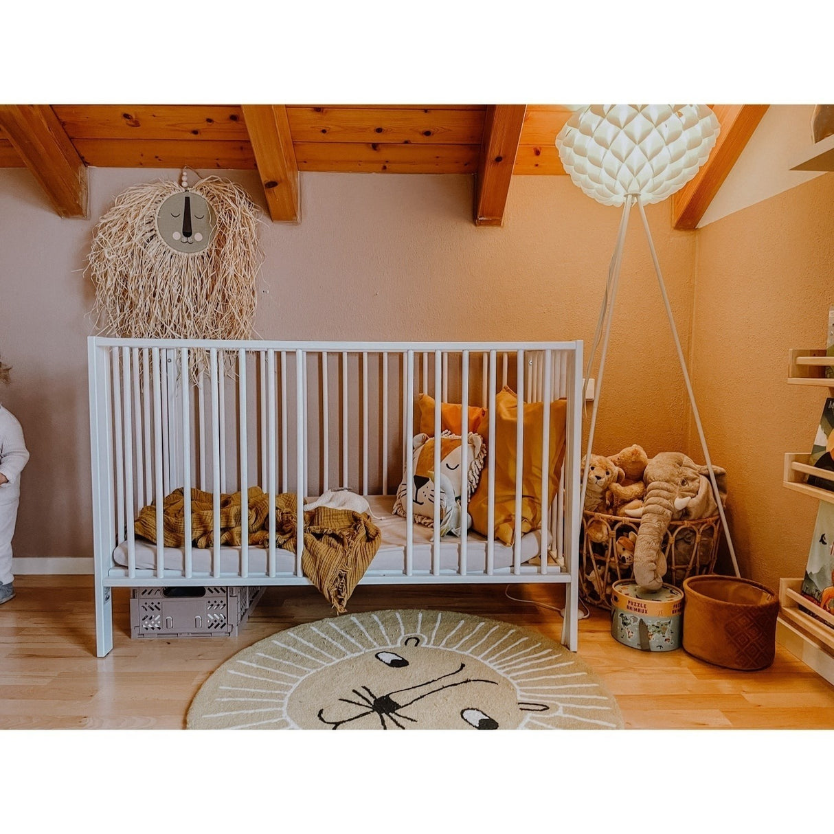 tiSsi® White Laquer Jori Foldable Bed Solid Beech