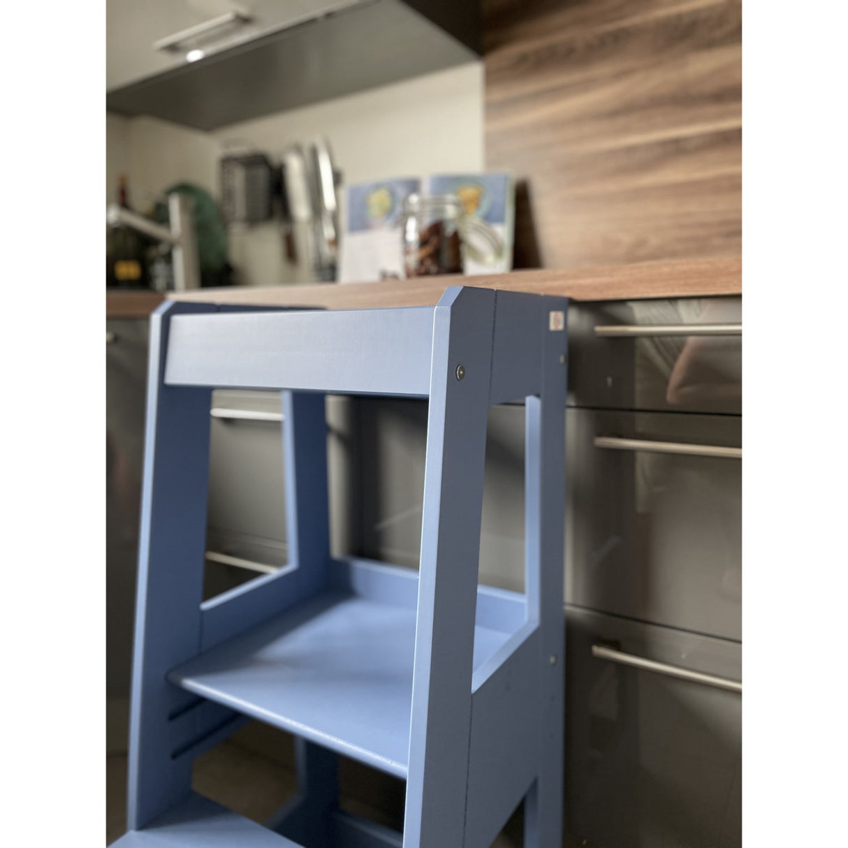 tiSsi® Dove Blue Laquer Felix Learning Tower Solid Beech