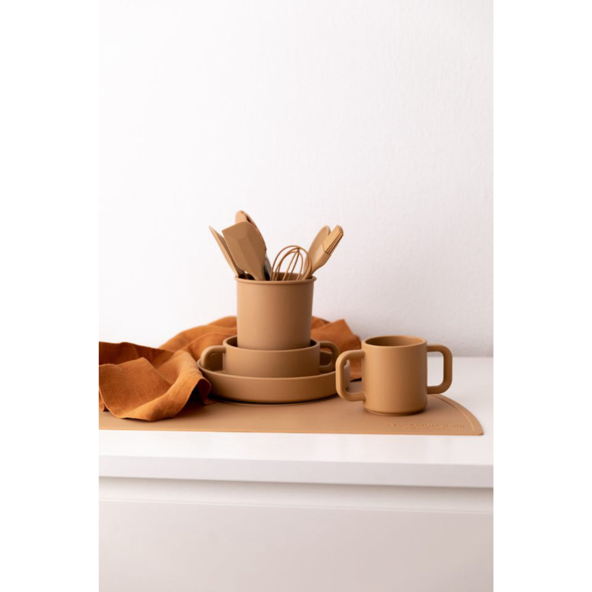 Everleigh & Me Rust Dinner Set