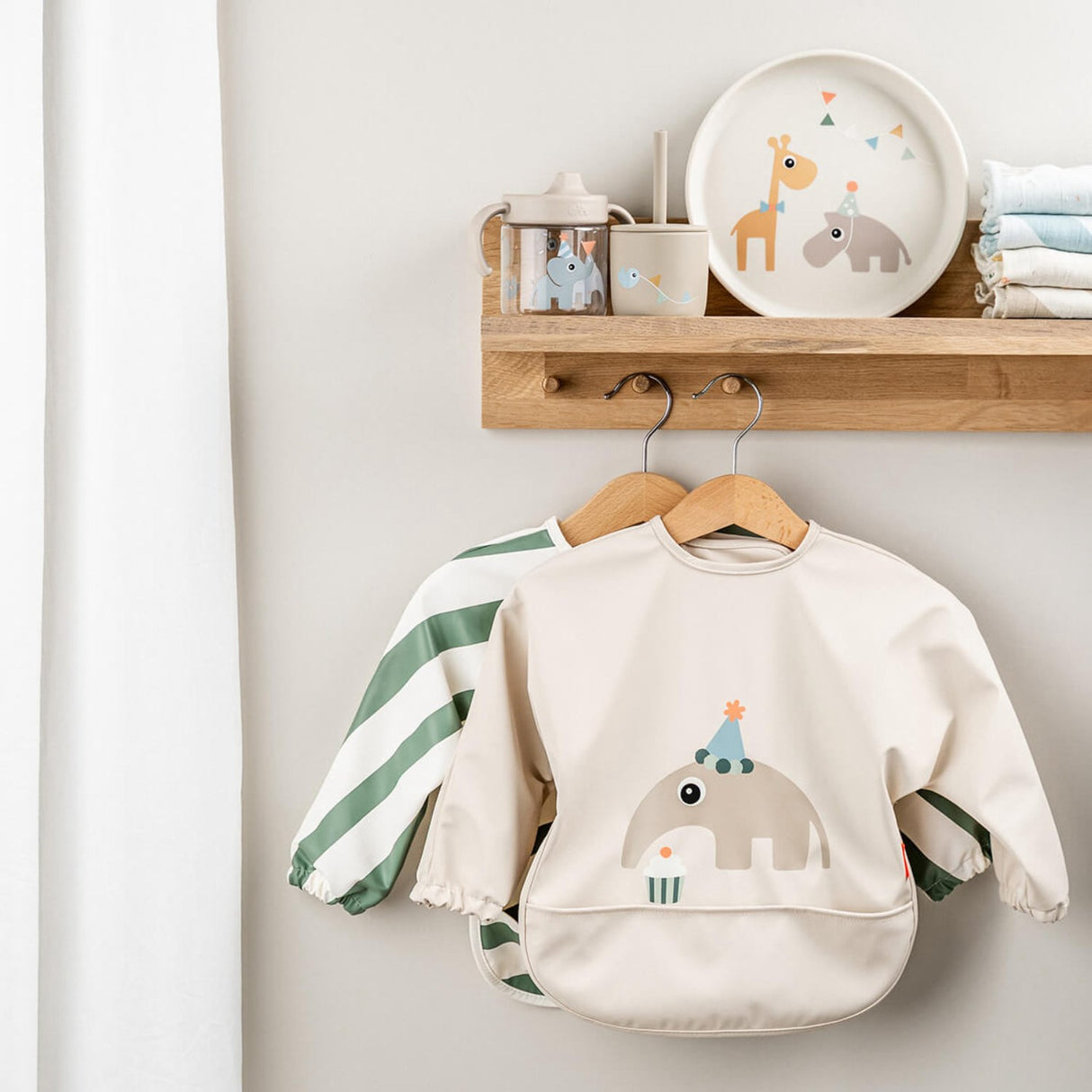 DonebyDeer Celebration Sand Bib With Sleeves Og Lomme