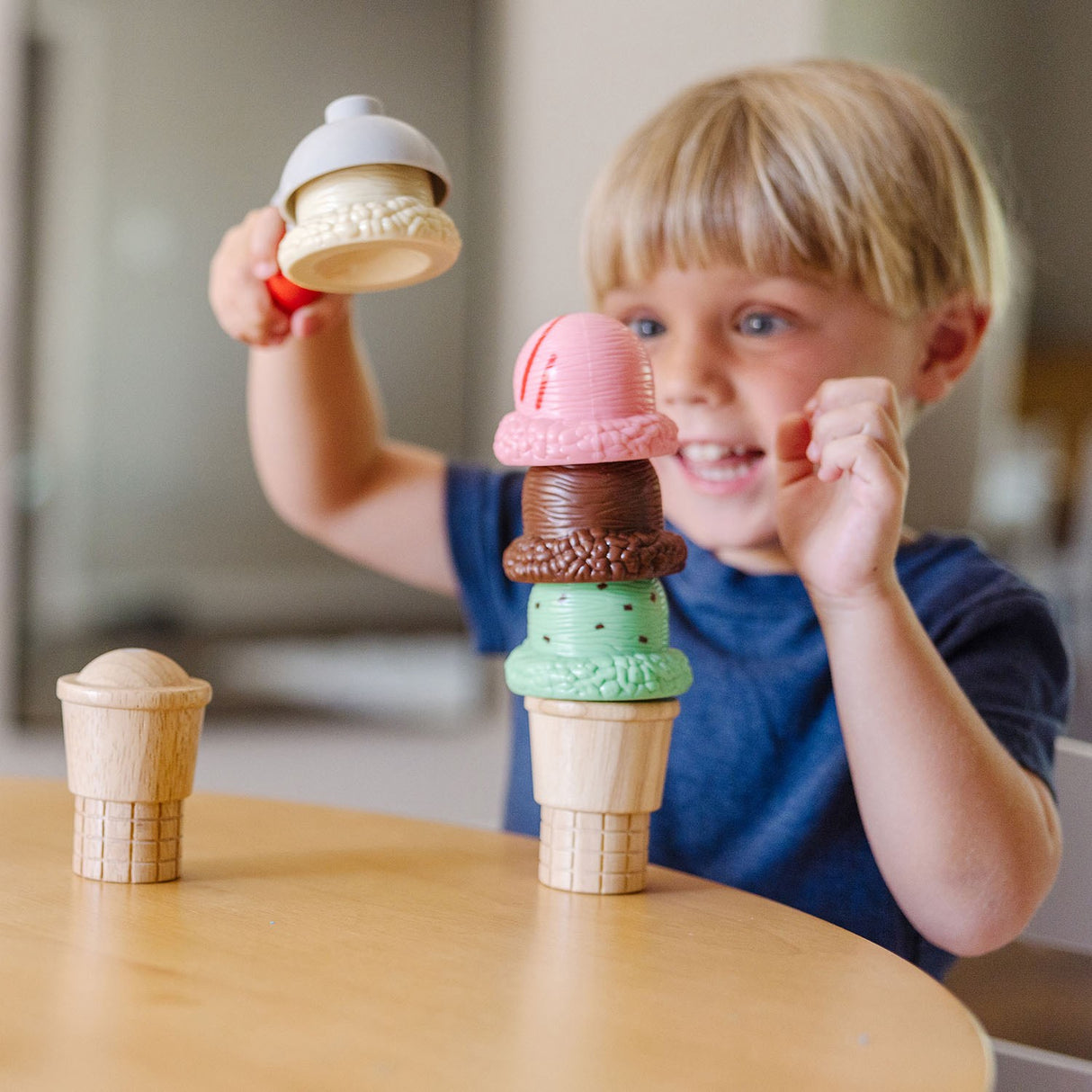 Melissa & Doug Multifarvet Toy Scoop & Stack Ice Cream Cone Playset