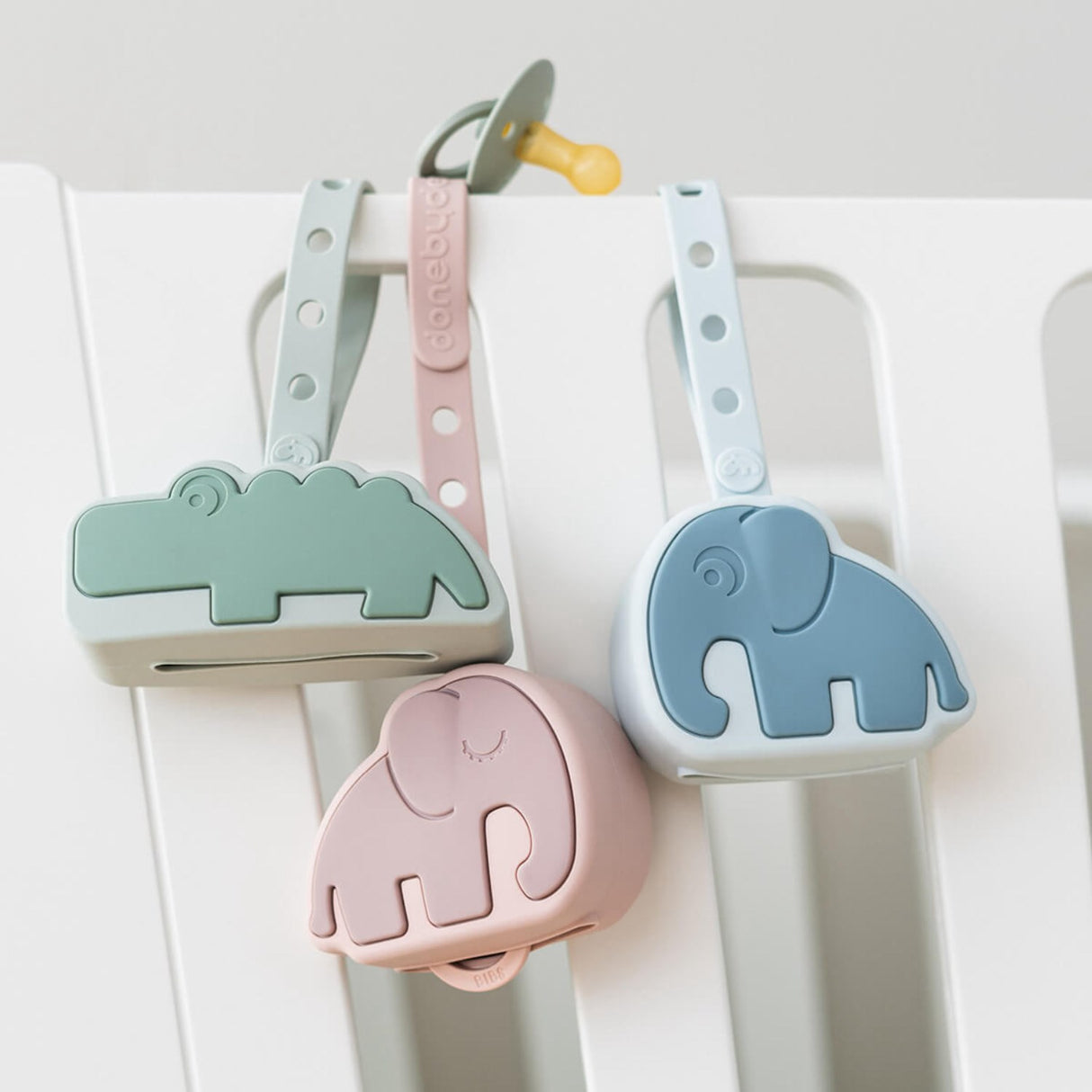 DonebyDeer Green Choco Silicone Sutteholder