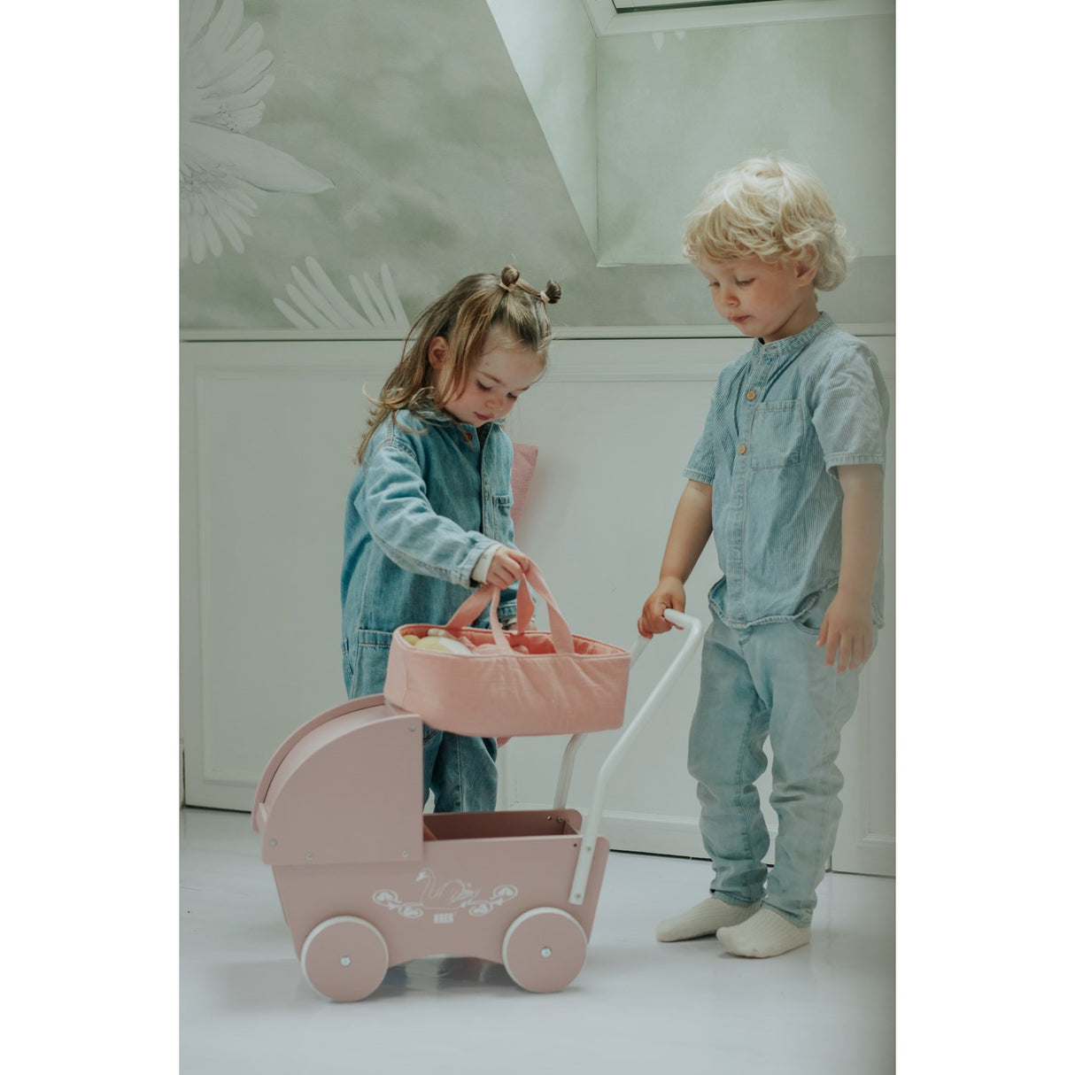 KREA® Dukke I Kurv Rosa