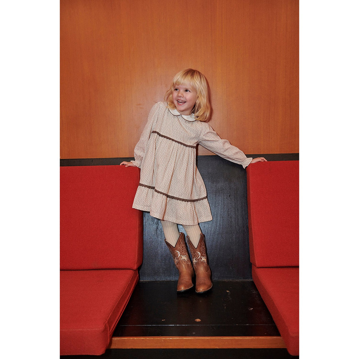 COPENHAGEN COLORS Sand Flower Print Aop Dress W. Lace Piping And Poplin Collar