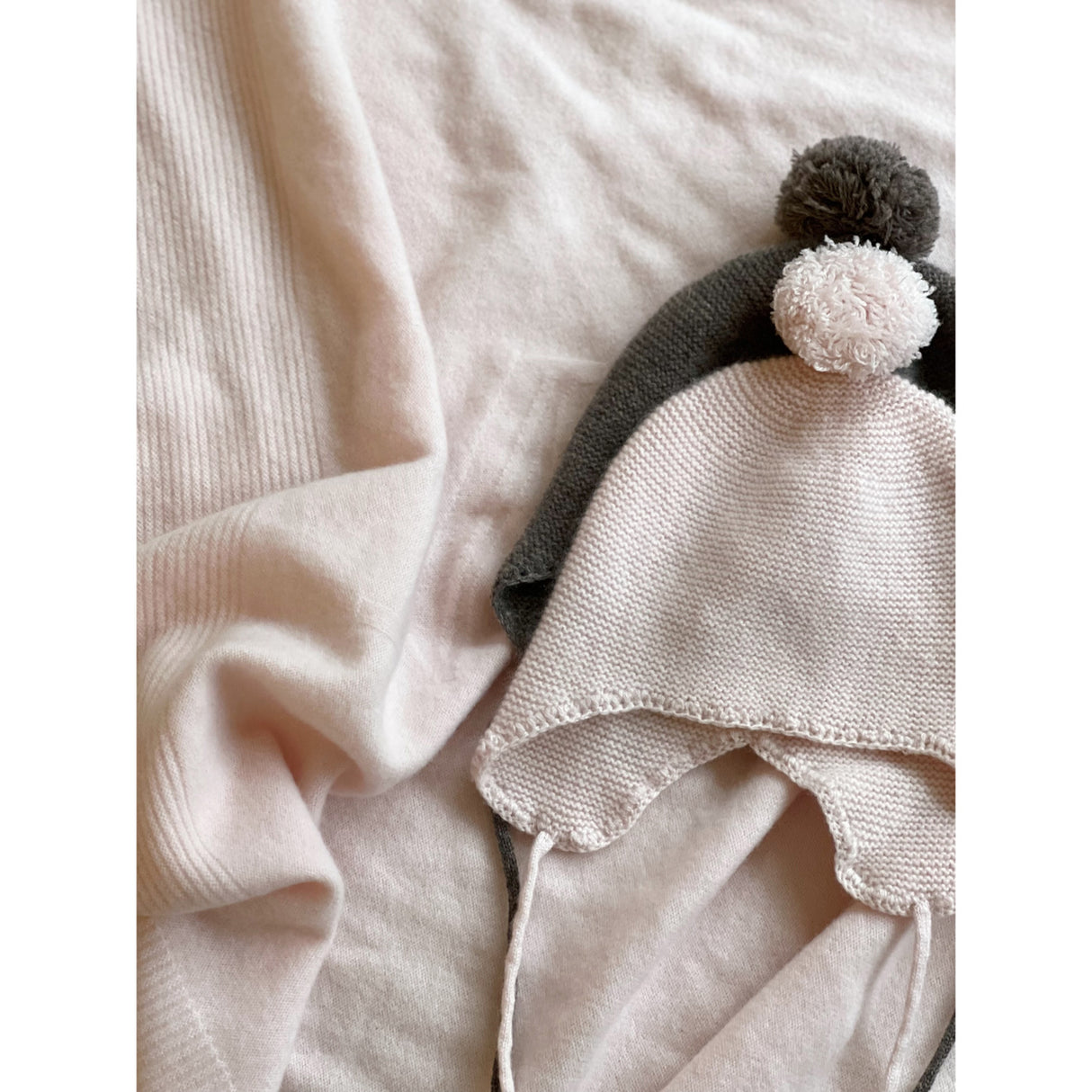 HOLMM Powder Pom Pom